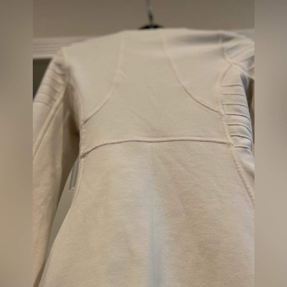 Athleta~Soft~Ivory~Form-Fitting~Asymmetrical Zip Closure~Light Jacket~Size XSP - Picture 12 of 16